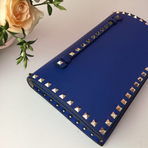 VALENTINO GARAVANI The Rockstud Leather Clutch. Original Quality Clutch. Authentic Style in Genuine Calf Leather. With Metal Hardware and Authentic Packaging. Delivered in Original Quality Dust Bag. | CRIS&COCO | Original highest quality bgs. Authentic design. Genuine Material. Affordable Luxury. Handbags and Accessories.