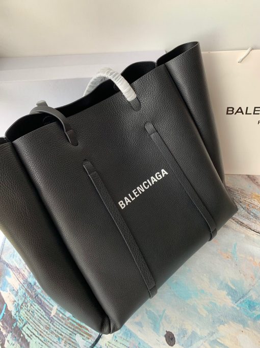 BALENCIAGA Everyday Tote. Authentic Quality Bag with literature, dust bag, gift box and authenticity card. BALENCIAGA's Large Logo Printed Shopper manages to make a statement next to your favorite urban outfit. This simplified style features soft, round edges and a debossed logo print on the front. The top handles makes it an easy option to use throughout the week. | CRIS&COCO Authentic Quality bags and Accessories