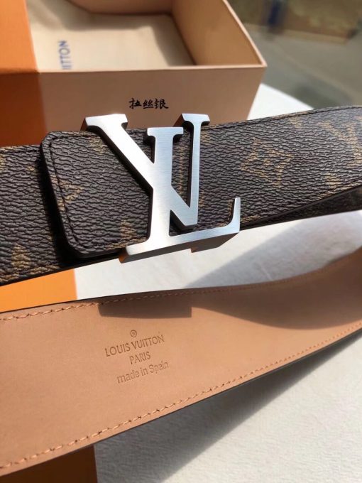 LV Initiales Belt 40 mm. Original Quality Belt including gift box, care book, dust bag, authenticity card. This LV Initiales 40mm Reversible Belt combines plain calf leather with the House’s iconic Damier Cobalt canvas to supply a choice of styles. The plain leather side is perfect for business occasions, while the reverse’s Damier or Monogram canvas creates a more urban feel. | CRIS&COCO Authentic Quality Designer Bags and Luxury Accessories