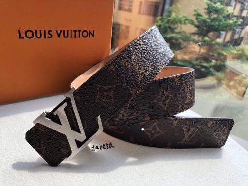 LV Initiales Belt 40 mm. Original Quality Belt including gift box, care book, dust bag, authenticity card. This LV Initiales 40mm Reversible Belt combines plain calf leather with the House’s iconic Damier Cobalt canvas to supply a choice of styles. The plain leather side is perfect for business occasions, while the reverse’s Damier or Monogram canvas creates a more urban feel. | CRIS&COCO Authentic Quality Designer Bags and Luxury Accessories