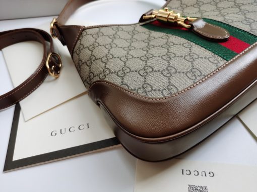 GUCCI Jackie O 1961 Small Hobo Bag. Original Quality Bag including gift box, care book, dust bag, authenticity card. The reintroduction of the Jackie 1961 bag presents a new take on a historical Gucci icon. First created in 1961, the bag was often photographed with Jackie Kennedy and it soon became known as “The Jackie." Brought back to the forefront, the recognizable shape is presented in GG Supreme canvas and enhanced with an additional, detachable shoulder strap. Attached to the bag with buckle closure, the second strap adds a contemporary feel to the archival style, providing new ways to wear—top handle, shoulder, or crossbody. Pieces with versatile ways to wear and style embrace each person who is part of the House’s individual spirit. I Cris and Coco High-End Bags and Luxury Accessories