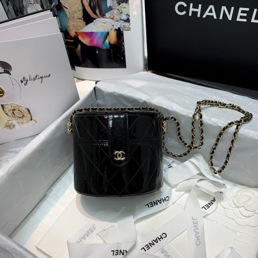 CHANEL Vintage Clutch with Chain. Original Quality Bag including gift box, care book, dust bag, authenticity card. Chanel Clutch with Chain crafted in lambskin & gold-tone metal. Available in two different sizes. | CRIS&COCO Authentic Quality Designer Bags and Luxury Accessories