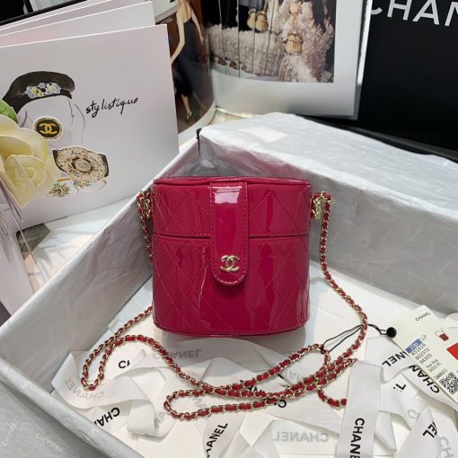 CHANEL Vintage Clutch with Chain. Original Quality Bag including gift box, care book, dust bag, authenticity card. Chanel Clutch with Chain crafted in lambskin & gold-tone metal. Available in two different sizes. | CRIS&COCO Authentic Quality Designer Bags and Luxury Accessories