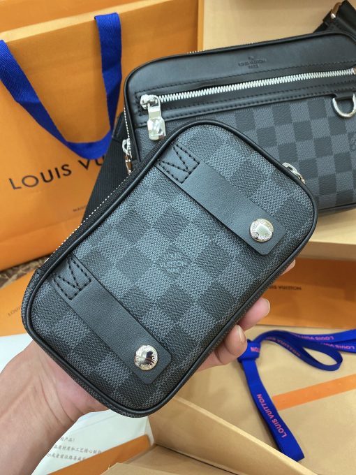 LOUIS VUITTON Scott Messenger, The removable zipped pouch