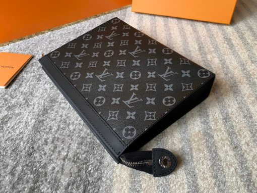 LOUIS VUITTON Pochette Voyage