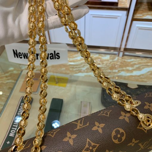 LOUIS VUITTON Victoire Chain Bag.