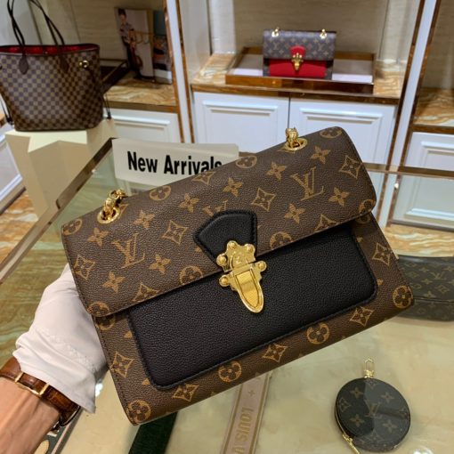 LOUIS VUITTON Victoire Chain Bag.