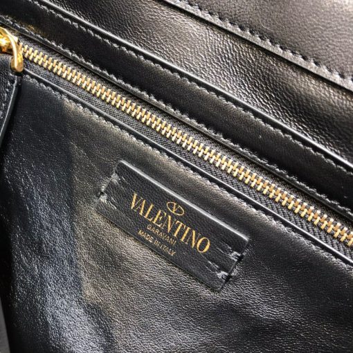 VALENTINO GARAVANI Medium Roman Stud the Shoulder Bag.