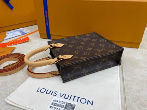 LOUIS VUITTON Petit Sac Plat.