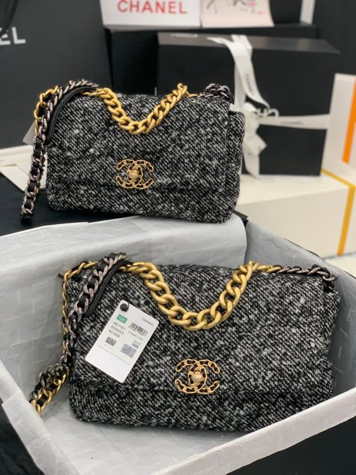 CHANEL 19 Flap Bag. 