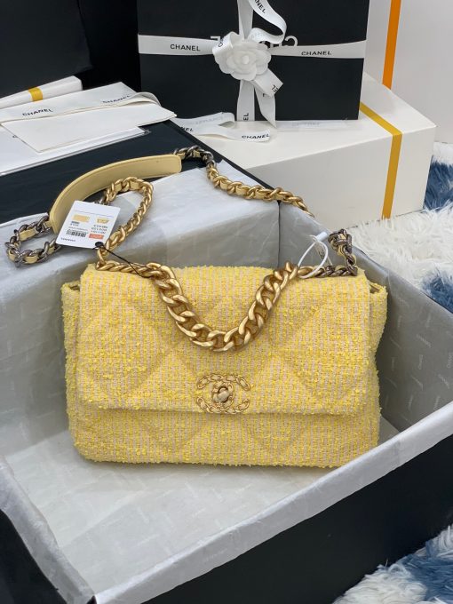 CHANEL 19 Flap Bag. 