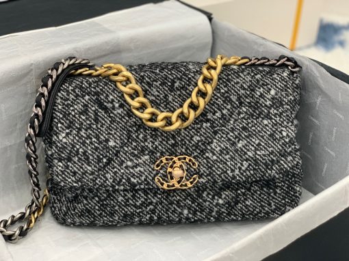 CHANEL 19 Flap Bag. 