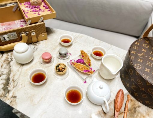 LOUIS VUITTON Boîte The Ronde. Original Quality Set including gift box, care book, dust bag, authenticity card. Inspired by the Hat Box, this modern and nomadic Round Tea Box contains degustation material for four guests. | CRIS&COCO Authentic Quality Designer Bag and Luxury Accessories