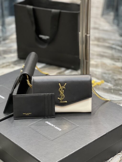 SAINT LAURENT Uptown Chain Wallet. High-End Quality Bag including gift box, care book, dust bag, authenticity card. Mini envelope bag decorated with the cassandre, featuring a removable chain strap for shoulder or hand carry as a clutch. A fragments card case with three card slots is included. | CRIS AND COCO Authentic Quality Luxury Accessories