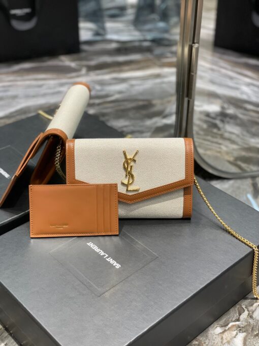 SAINT LAURENT Uptown Chain Wallet. High-End Quality Bag including gift box, care book, dust bag, authenticity card. Mini envelope bag decorated with the cassandre, featuring a removable chain strap for shoulder or hand carry as a clutch. A fragments card case with three card slots is included. | CRIS AND COCO Authentic Quality Luxury Accessories