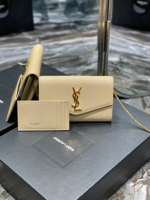 SAINT LAURENT Uptown Chain Wallet. High-End Quality Bag including gift box, care book, dust bag, authenticity card. Mini envelope bag decorated with the cassandre, featuring a removable chain strap for shoulder or hand carry as a clutch. A fragments card case with three card slots is included. | CRIS AND COCO Authentic Quality Luxury Accessories