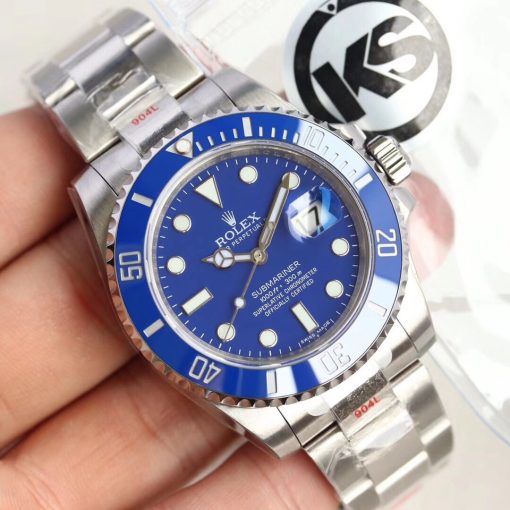 ROLEX Submariner. Best quality watch including gift box, literature, dust bag, authenticity card. Rolex presents Oyster Perpetual Submariner watch that exemplify the historic links between Rolex and the world of diving. This timepiece is highlighted by the light reflections from the case sides and lugs – and fitted on a remodeled bracelet. Water-resistant. Japanese movement.