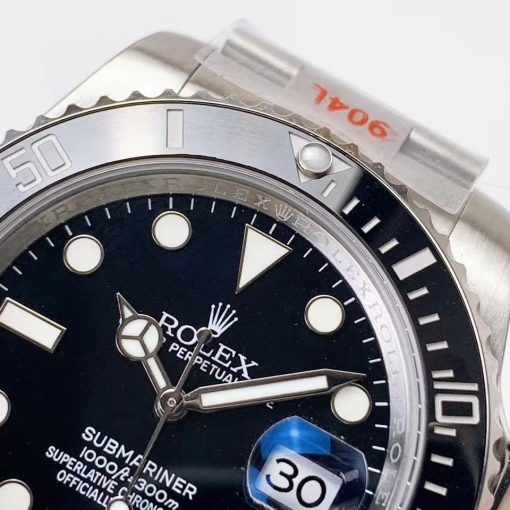 ROLEX Submariner. Best quality watch including gift box, literature, dust bag, authenticity card. Rolex presents Oyster Perpetual Submariner watch that exemplify the historic links between Rolex and the world of diving. This timepiece is highlighted by the light reflections from the case sides and lugs – and fitted on a remodeled bracelet. Water-resistant. Japanese movement.