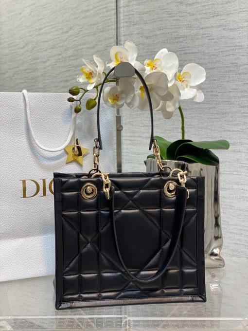 DIOR Essential Tote Bag. Original Quality Bag including gift box, care book, dust bag, authenticity card. A new House staple debuted at the Fall-Winter 2022-2023 ready-to-wear fashion show, the Dior Essential tote bag presents a functional design with modern elegance. Crafted in satin-finish calfskin, it is adorned with the Archicannage motif offering a new take on the iconic House topstitching. The spacious interior features three patch pockets and one zipped pocket to accommodate all of the essentials. Featuring leather and pale gold-finish metal chain top handles, the tote may be worn over the shoulder or carried by hand as an ideal daily companion.