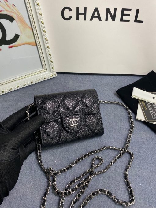 CHANEL Classic Mini Clutch With Chain. Original Quality Bag including gift box, care book, dust bag, authenticity card. The Chanel Classic Mini Clutch is the true authentic beauty because it resembles the Classic Flap Bag. It’s also the mini version of the Clutch With Chain Bag. This Mini Clutch is really tiny. But tiny has its advantage because it can be used in numerous ways. Especially this handbag as it comes with a long chain for shoulder carry. This one can be used as an extra wallet inside your bag. At night it can be carried as an adorable evening accessory.