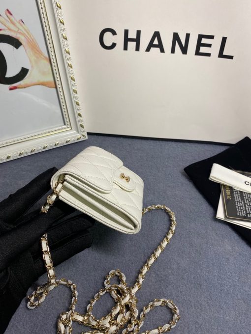 CHANEL Classic Mini Clutch With Chain. Original Quality Bag including gift box, care book, dust bag, authenticity card. The Chanel Classic Mini Clutch is the true authentic beauty because it resembles the Classic Flap Bag. It’s also the mini version of the Clutch With Chain Bag. This Mini Clutch is really tiny. But tiny has its advantage because it can be used in numerous ways. Especially this handbag as it comes with a long chain for shoulder carry. This one can be used as an extra wallet inside your bag. At night it can be carried as an adorable evening accessory.