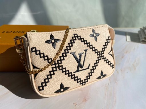 LOUIS VUITTON Mini Pochette Accessoires- Monogram Empreinte Broderies.