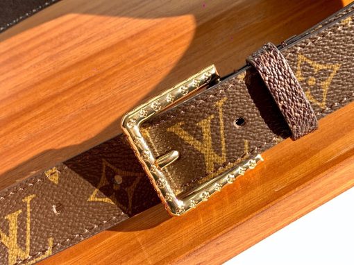 LOUIS VUITTON Daily Multi Pocket Belt. Original Quality Belt including gift box, care book, dust bag, authenticity card. Functional design and impeccable craftsmanship blend seamlessly in the Daily Multi Pocket 30mm Belt. Inspired by the utility trend, this striking piece features removable pouches plus a key holder for maximum practicality. Finished in iconic Monogram canvas, the belt is topped with a gold-colour ardillon buckle, engraved with the Monogram pattern for a refined touch. If you are looking for a utilitarian piece to hold all your purely essential items, this belt is the perfect option. It looks amazing, and it is a convenient alternative for toting around your necessary items. Talk about hands-free!