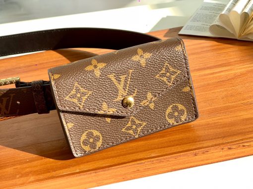 LOUIS VUITTON Daily Multi Pocket Belt. Original Quality Belt including gift box, care book, dust bag, authenticity card. Functional design and impeccable craftsmanship blend seamlessly in the Daily Multi Pocket 30mm Belt. Inspired by the utility trend, this striking piece features removable pouches plus a key holder for maximum practicality. Finished in iconic Monogram canvas, the belt is topped with a gold-colour ardillon buckle, engraved with the Monogram pattern for a refined touch. If you are looking for a utilitarian piece to hold all your purely essential items, this belt is the perfect option. It looks amazing, and it is a convenient alternative for toting around your necessary items. Talk about hands-free!