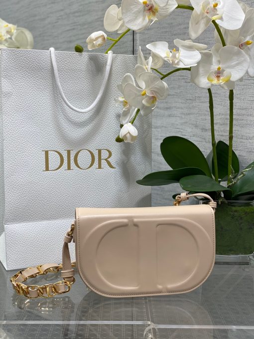 DIOR CD Signature Bag with Strap. Modern Elegance, Timeless Signature. Introducing the CD Signature Bag for Fall 2023—a perfect blend of modern sophistication and timeless elegance. Expertly crafted from black box calfskin, this bag stands out with its embossed CD signature on the front, showcasing the House's exceptional craftsmanship. The thoughtfully designed gusseted compartment and patch pocket keep your daily essentials neatly organized. The medium-sized bag features a flap closure and a chain shoulder strap with CD signature links interwoven with leather, allowing for versatile wear—whether over the shoulder or crossbody.