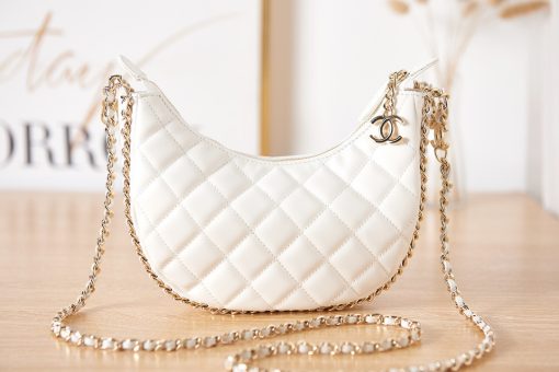 CHANEL Small Hobo Bag. Original Quality Bag including gift box, care book, dust bag, authenticity card. This Small Hobo Bag of the Cruise 2022/23 collection is one of the useful yet beautiful bags ever created. This one is crafted in lambskin leather with shiny light gold-tone hardware. Comes with a long chain for shoulder carry.