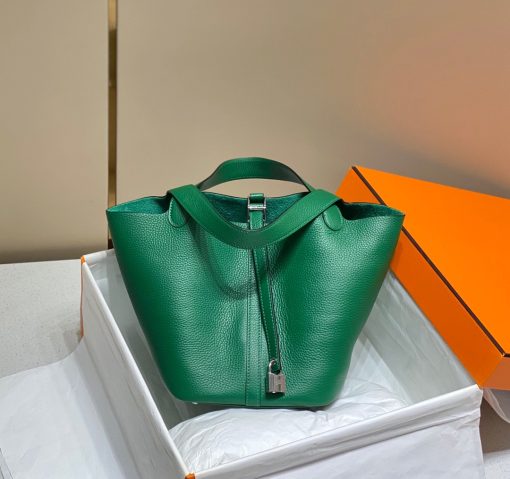 HERMÈS Picotin Lock Bag. Original Quality Bag including gift box, care book, dust bag, authenticity card. This timeless and minimalist bindle is inspired by horse feeders and is equipped with a discreet padlock. It takes its name from an old French term for the measure of oats given to a horse. The Picotin is the perfect equestrian escort, available in unlined leather that showcases the material; or in canvas and leather with outside pockets for a light, casual and functional wear.