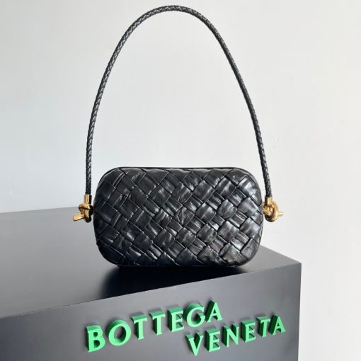 BOTTEGA VENETA Knot On Strap. Original Quality Bag including gift box, care book, dust bag, authenticity card. Bottega Veneta is famous for its intrecciato artistry, done with sophisticated artisanal techniques. And if we ever need the ‘perfect’ shoulder bag, take this Knot On Strap, a classic piece from the house. The design is timeless, but for the newest edition the fashion brand added an innovative glimmer accents, to give the knot bag a luxurious and contemporary edge. The woven panels of iconic Intrecciato and finished with shimmering ayers leather, carefully put together to give each separated piece a unique look and texture.