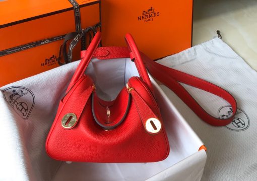 HERMÈS Mini Lindy. High-end quality bag including gift box, literature, dust bag, authenticity card. Maison HERMÈS is elevating the Lindy, with the introduction of the new Mini and is joining the holy Trinity, the Birkin, Kelly, and Constance.