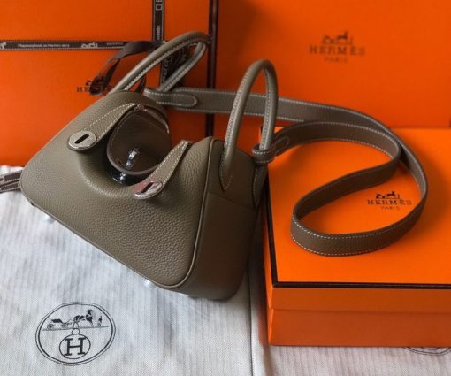 HERMÈS Mini Lindy. High-end quality bag including gift box, literature, dust bag, authenticity card. Maison HERMÈS is elevating the Lindy, with the introduction of the new Mini and is joining the holy Trinity, the Birkin, Kelly, and Constance.