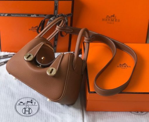 HERMÈS Mini Lindy. High-end quality bag including gift box, literature, dust bag, authenticity card. Maison HERMÈS is elevating the Lindy, with the introduction of the new Mini and is joining the holy Trinity, the Birkin, Kelly, and Constance.