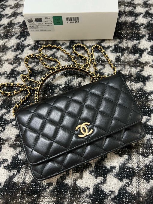 CHANEL Wallet On Chain With Signature Handle. Original Quality Bag including gift box, care book, dust bag, authenticity card. This is a seasonal bag from the Chanel Spring Summer 2022 SLG Collection. The design itself is so special about it. This bag is made with calfskin in diamond quilting. Then the center is refined with a vintage golden CC logo. The signature handle on the top to joints the woven leather strap. This bag comes with a back-pocket and a main compartment with card holders and chain pocket.