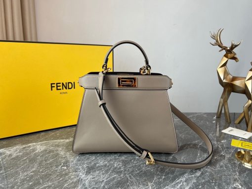 FENDI Peekaboo Iseeu Small. Original Quality Bag including gift box, care book, dust bag, authenticity card. Small, iconic Peekaboo ISeeU bag made of leather and embellished with the classic twist lock on both sides. The bag can be carried by hand or worn either on the shoulder or cross-body thanks to the handle and adjustable, detachable shoulder strap.