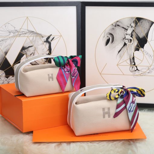 HERMÈS Bride-A-Brace Case. Original Quality Bag including gift box, care book, dust bag, authenticity card. It might have slipped our attention, but we think the Hermes Bride-A-Brace Case is a must have for anyone serious high fashion collectors. This case can be used as a pouch or even for beach and holiday. It can also be used as a toiletry bag and I think the design is adorable. So there is no doubt, the Hermes Bride-A-Brace Case is very popular. These cases are made from canvas with anti-stain water-repellent chevron lining, which is cotton. It’s embroidered with a modern ‘H’ logo on the front. These cases are single colored. And just take a look at the gorgeous details. The handle is designed from the sides to the top. And it’s linked together with what-appears-to-be a push button. We also love the beautiful shape.