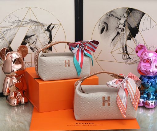 HERMÈS Bride-A-Brace Case. Original Quality Bag including gift box, care book, dust bag, authenticity card. It might have slipped our attention, but we think the Hermes Bride-A-Brace Case is a must have for anyone serious high fashion collectors. This case can be used as a pouch or even for beach and holiday. It can also be used as a toiletry bag and I think the design is adorable. So there is no doubt, the Hermes Bride-A-Brace Case is very popular. These cases are made from canvas with anti-stain water-repellent chevron lining, which is cotton. It’s embroidered with a modern ‘H’ logo on the front. These cases are single colored. And just take a look at the gorgeous details. The handle is designed from the sides to the top. And it’s linked together with what-appears-to-be a push button. We also love the beautiful shape.