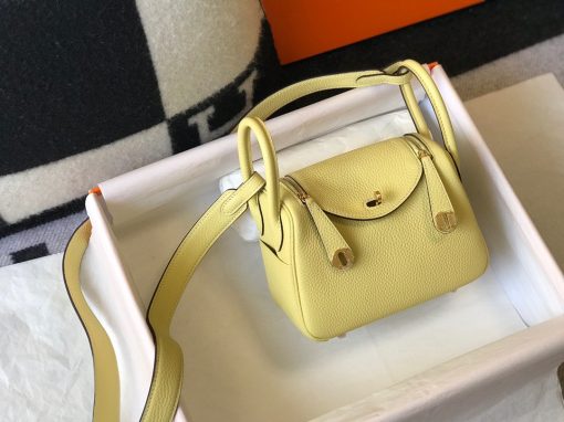 HERMÈS Mini Lindy. High-end quality bag including gift box, literature, dust bag, authenticity card. Maison HERMÈS is elevating the Lindy, with the introduction of the new Mini and is joining the holy Trinity, the Birkin, Kelly, and Constance.