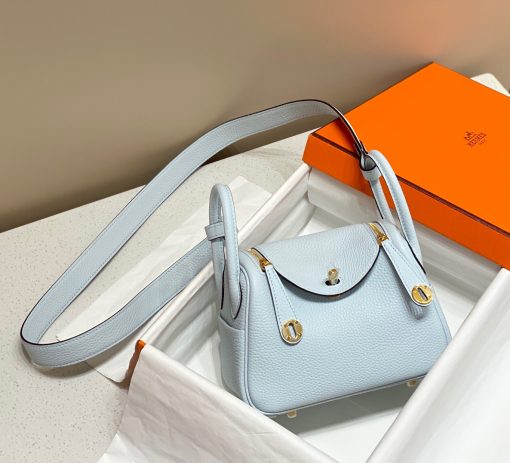 HERMÈS Mini Lindy. High-end quality bag including gift box, literature, dust bag, authenticity card. Maison HERMÈS is elevating the Lindy, with the introduction of the new Mini and is joining the holy Trinity, the Birkin, Kelly, and Constance.