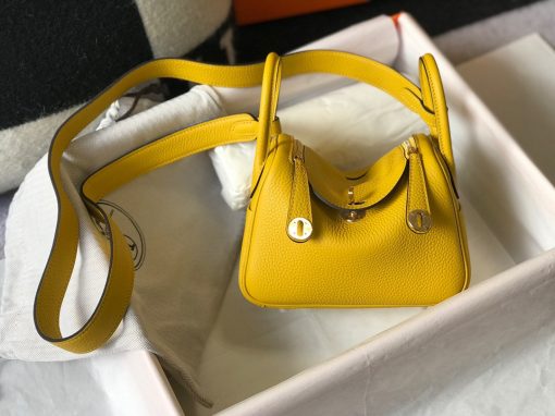 HERMÈS Mini Lindy. High-end quality bag including gift box, literature, dust bag, authenticity card. Maison HERMÈS is elevating the Lindy, with the introduction of the new Mini and is joining the holy Trinity, the Birkin, Kelly, and Constance.