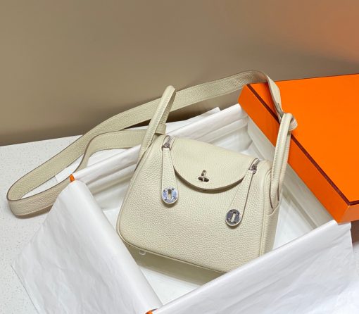 HERMÈS Mini Lindy. High-end quality bag including gift box, literature, dust bag, authenticity card. Maison HERMÈS is elevating the Lindy, with the introduction of the new Mini and is joining the holy Trinity, the Birkin, Kelly, and Constance.