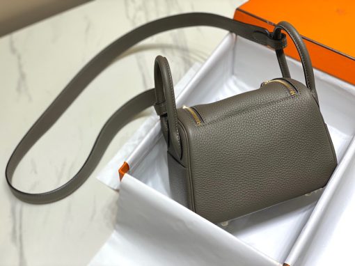 HERMÈS Mini Lindy. High-end quality bag including gift box, literature, dust bag, authenticity card. Maison HERMÈS is elevating the Lindy, with the introduction of the new Mini and is joining the holy Trinity, the Birkin, Kelly, and Constance.