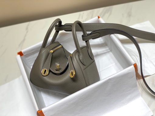 HERMÈS Mini Lindy. High-end quality bag including gift box, literature, dust bag, authenticity card. Maison HERMÈS is elevating the Lindy, with the introduction of the new Mini and is joining the holy Trinity, the Birkin, Kelly, and Constance.