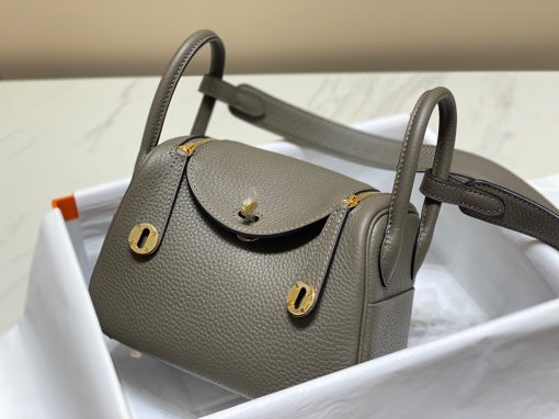 HERMÈS Mini Lindy. High-end quality bag including gift box, literature, dust bag, authenticity card. Maison HERMÈS is elevating the Lindy, with the introduction of the new Mini and is joining the holy Trinity, the Birkin, Kelly, and Constance.