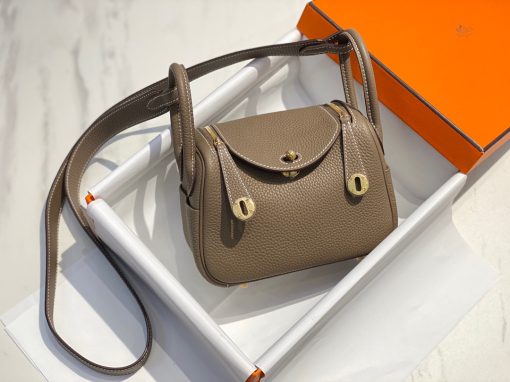 HERMÈS Mini Lindy. High-end quality bag including gift box, literature, dust bag, authenticity card. Maison HERMÈS is elevating the Lindy, with the introduction of the new Mini and is joining the holy Trinity, the Birkin, Kelly, and Constance.