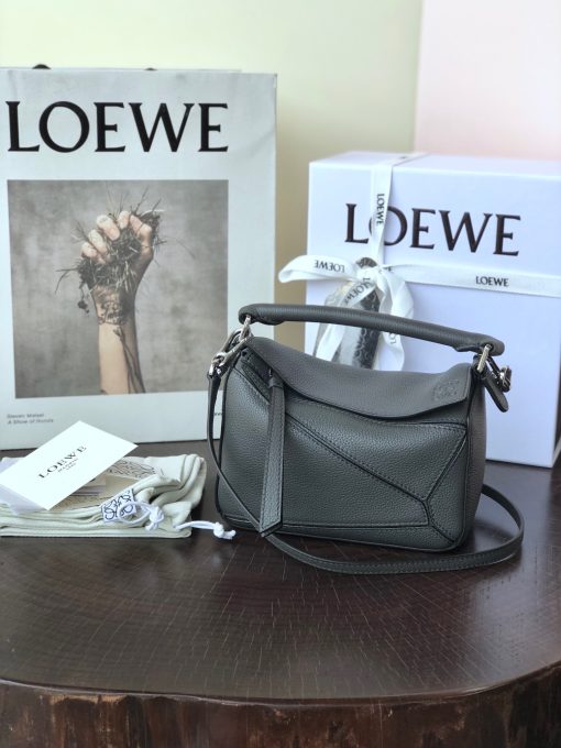 LOEWE Mini Puzzle Bag. Original Quality Bag including gift box, care book, dust bag, authenticity card. The Puzzle bag is the debut bag for LOEWE by Creative Director Jonathan Anderson. A cuboid shape and precise cutting technique create Puzzle’s distinctive geometric lines. This mini version is crafted in contrasting calfskins.