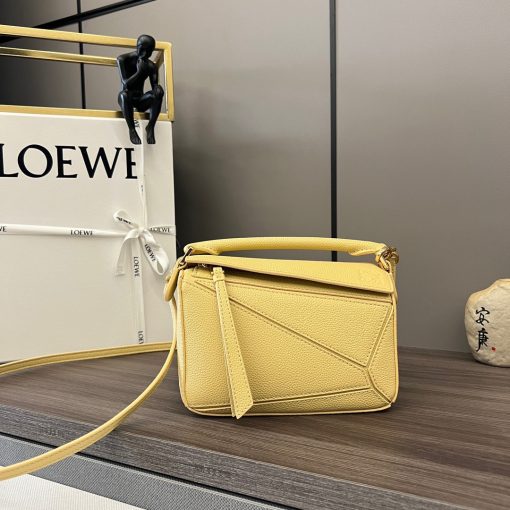 LOEWE Mini Puzzle Bag. Original Quality Bag including gift box, care book, dust bag, authenticity card. The Puzzle bag is the debut bag for LOEWE by Creative Director Jonathan Anderson. A cuboid shape and precise cutting technique create Puzzle’s distinctive geometric lines. This mini version is crafted in contrasting calfskins.