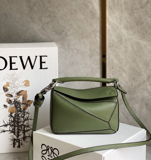 LOEWE Mini Puzzle Bag. Original Quality Bag including gift box, care book, dust bag, authenticity card. The Puzzle bag is the debut bag for LOEWE by Creative Director Jonathan Anderson. A cuboid shape and precise cutting technique create Puzzle’s distinctive geometric lines. This mini version is crafted in contrasting calfskins.